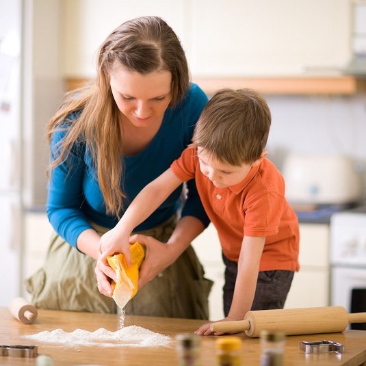 easy toddler meals – mom and child baking together easy toddler meals - mom and child baking together